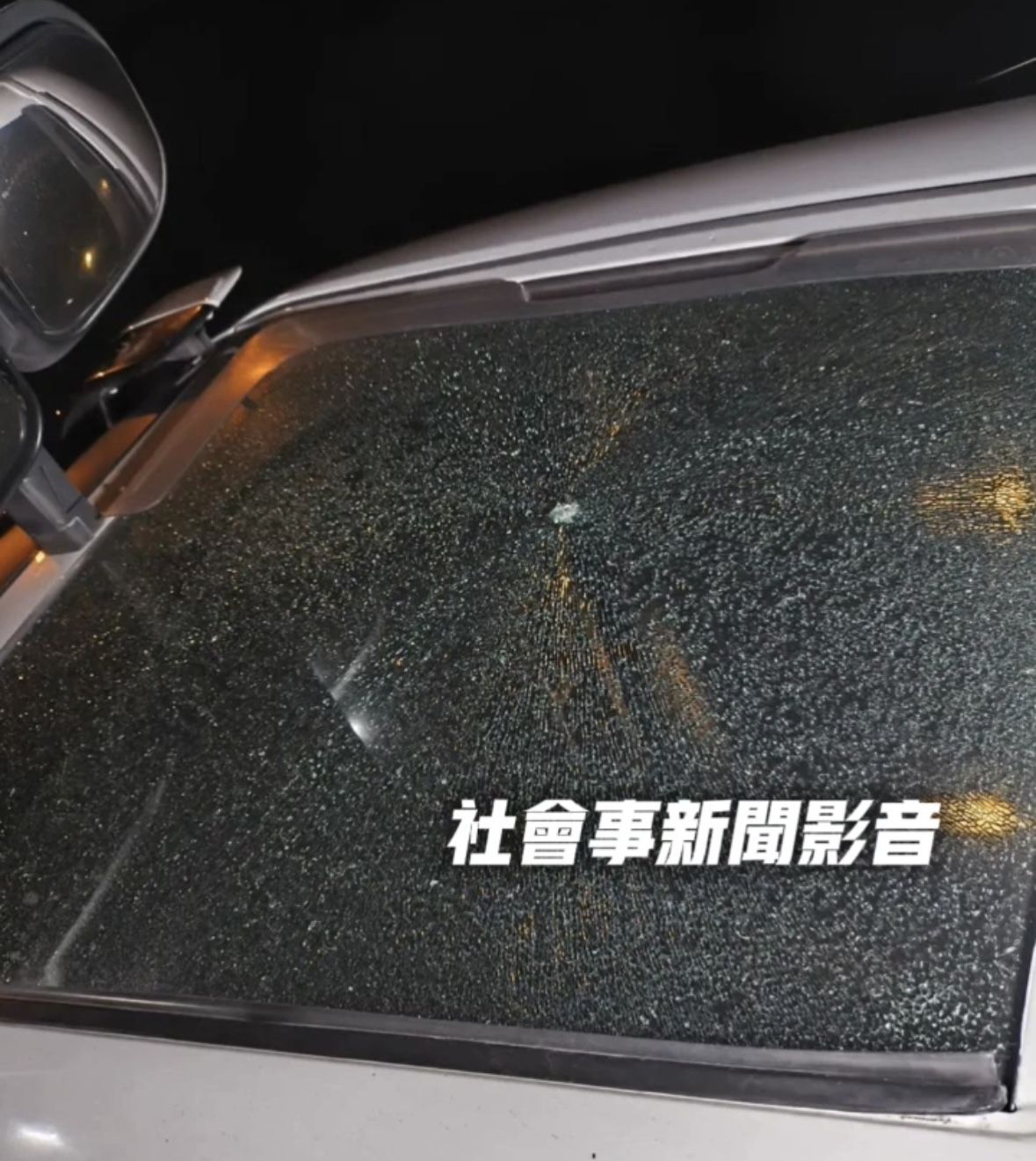 ▲▼高雄BB槍怪客街頭亂射，2車遭射擊受損。（圖／翻攝社會事新聞影音）