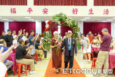 一甲子情深如初見　屏東市表揚17對模範夫妻