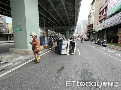 新北送貨員撞分隔島、變電箱翻車!認了喝2瓶啤酒...被上銬逮捕
