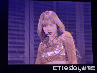 直擊／BLACKPINK辣翻！Lisa火辣戰袍換了「完美比例太猛」5萬人看傻