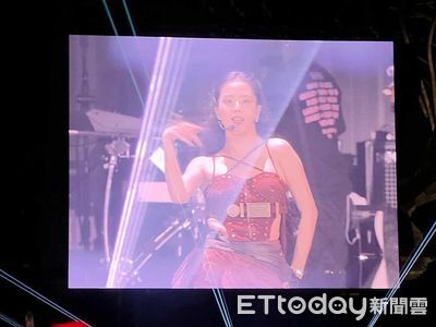 直擊/BLACKPINK唱到尾聲⋯Jisoo耳機出狀況!「比專業手勢」機智解決