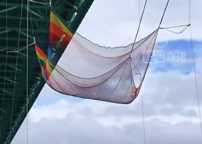 貴州景區推「無繩高空彈跳」 自由落體跳下去「一張網」撐著