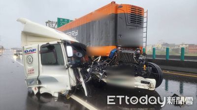 快訊／聯結車台61線自撞護欄！車頭斷裂...駕駛噴飛墜橋命危