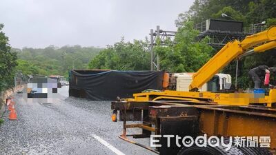 快訊/台62線12.3K「砂石車翻覆」!1男1女送醫 現場剩1車道可通行