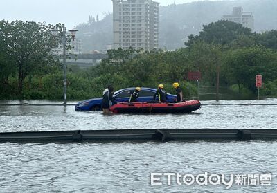 快訊/五股疏洪道豪雨成河!2人1狗受困車內…驚險畫面曝光