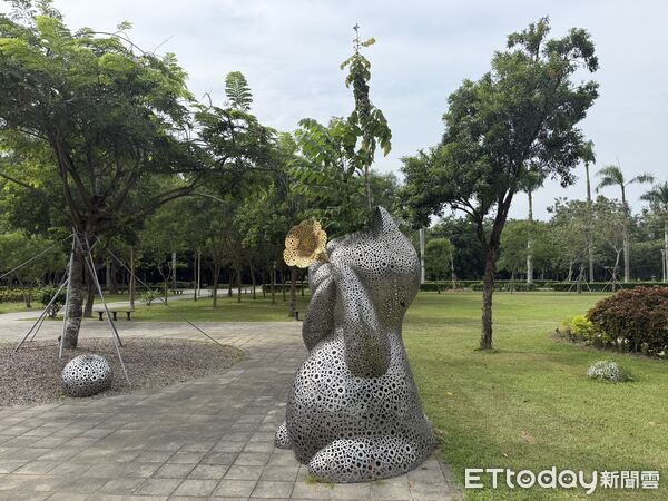 ▲火焰木從「幸福召喚」貓造型裝置頭頂竄出，形成罕見生命共生景象。（記者林東良翻攝，下同）