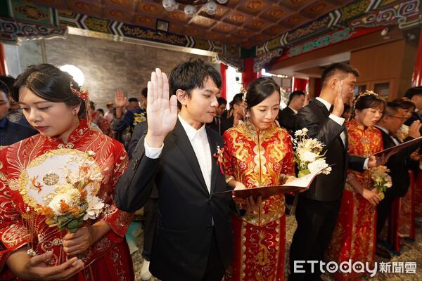 ▲南投集團婚禮，30對新人身著龍鳳掛，首次齊現震撼明潭武廟。（圖／記者高堂堯攝）