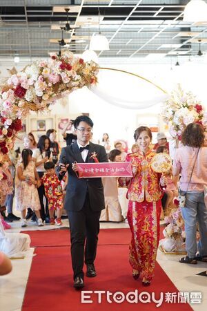 ▲南投集團婚禮，30對新人身著龍鳳掛，首次齊現震撼明潭武廟。（圖／記者高堂堯攝）