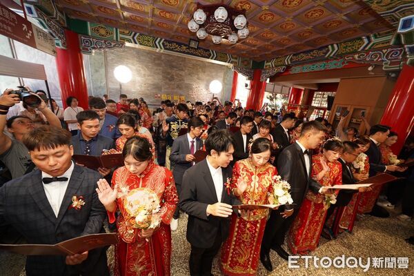 ▲南投集團婚禮，30對新人身著龍鳳掛，首次齊現震撼明潭武廟。（圖／記者高堂堯攝）