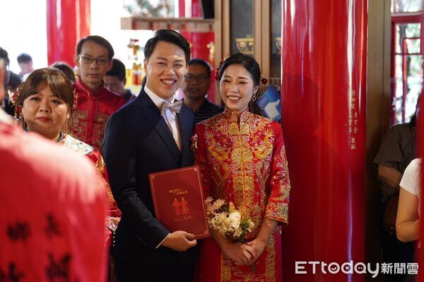 ▲南投集團婚禮，30對新人身著龍鳳掛，首次齊現震撼明潭武廟。（圖／記者高堂堯攝）