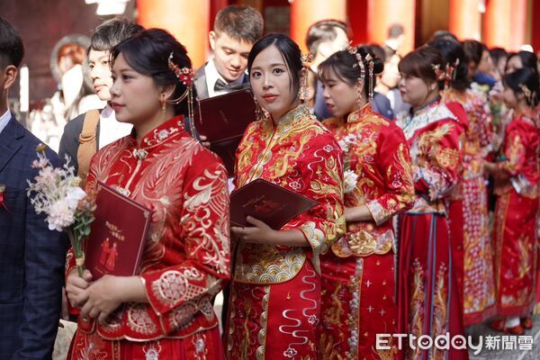 ▲30對新人身著龍鳳掛於日月潭文武廟參與集團婚禮。（圖／民眾提供，下同）