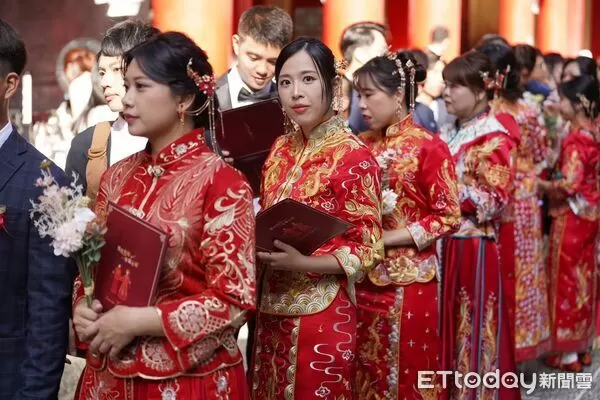 ▲30對新人身著龍鳳掛於日月潭文武廟參與集團婚禮。（圖／民眾提供，下同）