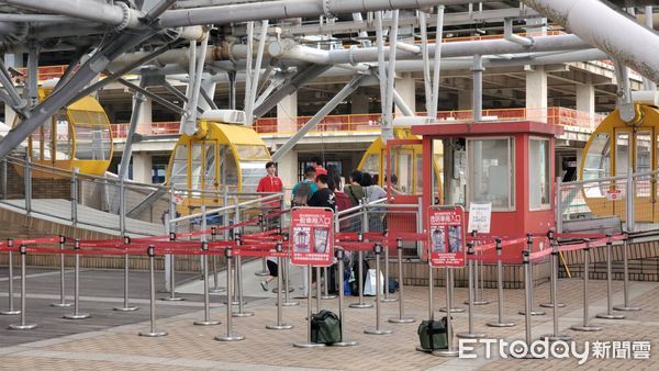 ▲▼北市美麗華摩天輪故障，遊客受困。（圖／記者黃彥傑攝）