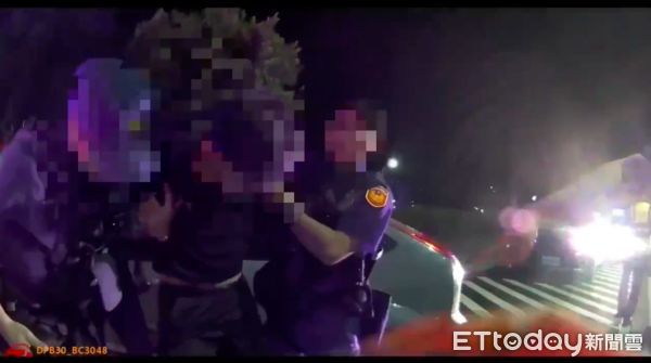 ▲▼蔡男無照又車牌遭註銷，不滿被警扣車辱罵「幹」，警方將他壓制保護管束，蔡男質疑警方執法過當，在臉書貼文公審員警             。（圖／記者陳以昇翻攝）