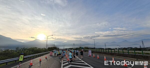 ▲2025埔里跑「十光穿越」馬拉松4500跑者齊聚開跑，國道化身公益舞台。（圖／埔里鎮公所提供）