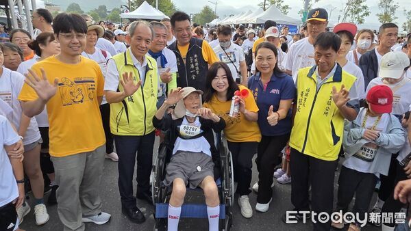 ▲2025埔里跑「十光穿越」馬拉松4500跑者齊聚開跑，國道化身公益舞台。（圖／埔里鎮公所提供）