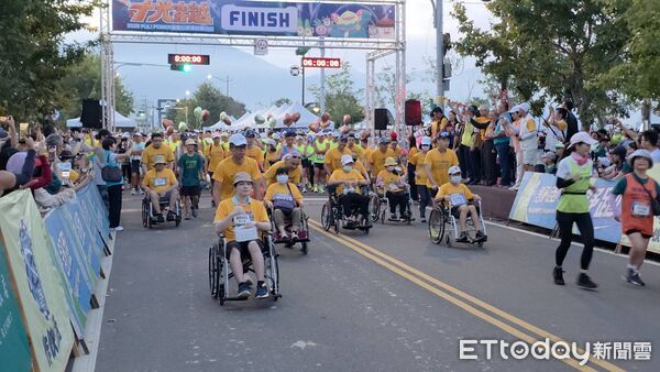 ▲2025埔里跑「十光穿越」馬拉松4500跑者齊聚開跑，國道化身公益舞台。（圖／埔里鎮公所提供）