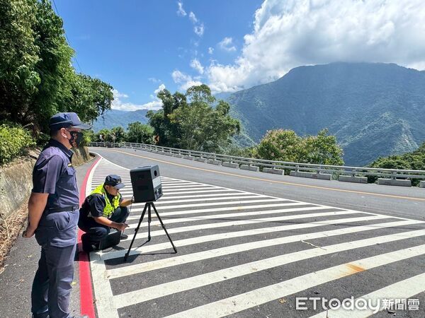 ▲里港警方結合環保局進行車輛稽查。（圖／記者陳崑福翻攝）