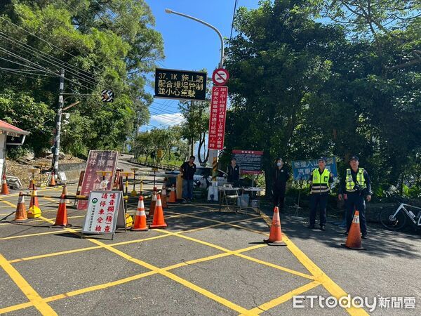 ▲里港警方結合環保局進行車輛稽查。（圖／記者陳崑福翻攝）