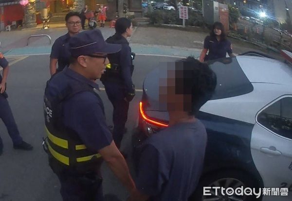 ▲▼警方發現後迅速將工地包圍，移工只好乖乖走出來。（圖／桃園警分局提供）