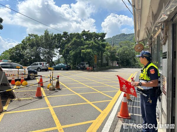 ▲里港警方針對機車未申請硬闖檢查哨開罰。（圖／記者陳崑福翻攝）