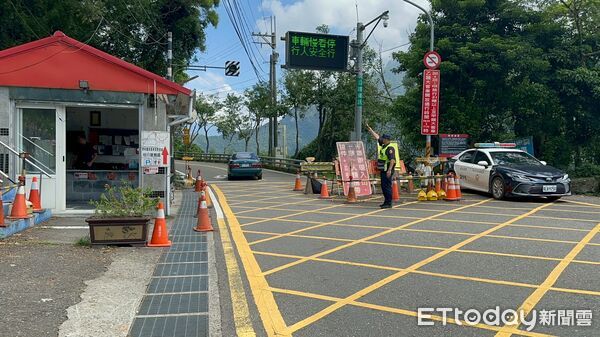 ▲里港警方針對機車未申請硬闖檢查哨開罰。（圖／記者陳崑福翻攝）