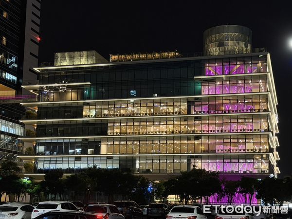 ▲▼BLACKPINK高雄開唱！高雄地標、百貨都點亮粉紅燈應援。（圖／記者許宥孺攝）