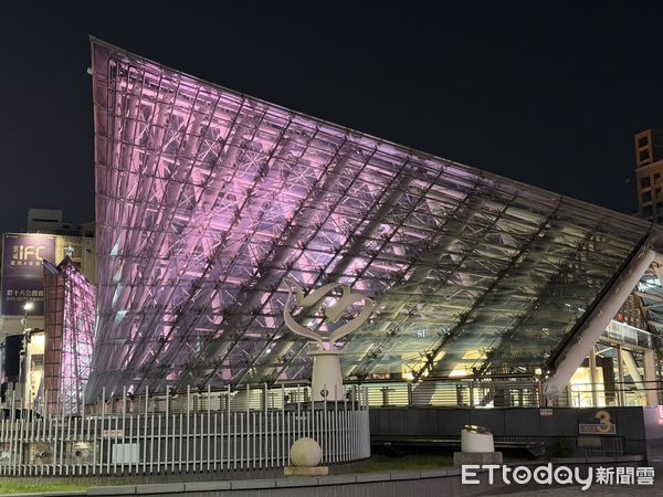 ▲▼BLACKPINK高雄開唱！高雄地標、百貨都點亮粉紅燈應援。（圖／記者許宥孺攝）