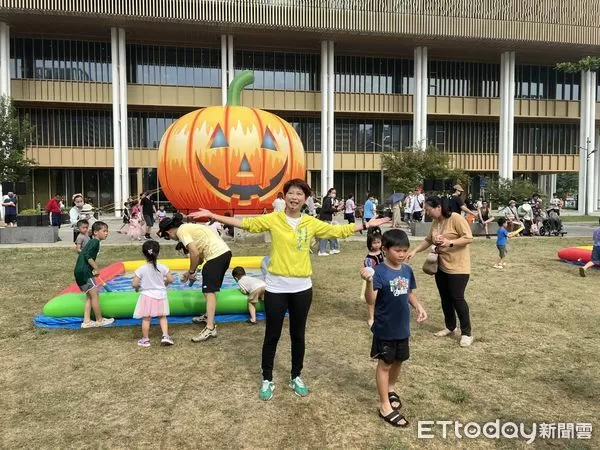 ▲「2025台南永康小小孩不給糖就搗蛋 × 市集嘉年華」登場，妃妃姐姐特地打造的「親水萌樂園」移師現場，吸引大批家長與小朋友排隊體驗。（圖／記者林東良翻攝）