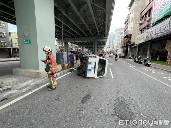 ▲▼吳姓男子酒後駕駛箱型車自撞後翻車，警消到場時他受到擦挫傷自行爬出車外             。（圖／記者陳以昇翻攝）