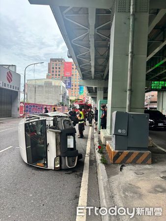 ▲▼吳姓男子酒後駕駛箱型車自撞後翻車，警消到場時他受到擦挫傷自行爬出車外             。（圖／記者陳以昇翻攝）
