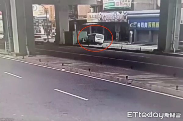 ▲▼吳姓男子酒後駕駛箱型車自撞後翻車，警消到場時他受到擦挫傷自行爬出車外             。（圖／記者陳以昇翻攝）