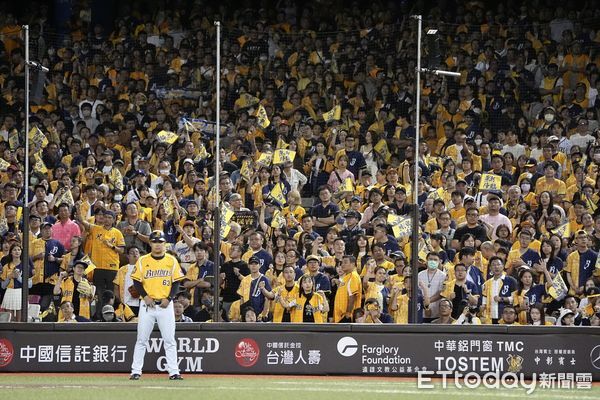 ▲▼2025中職台灣大賽G2中信兄弟對戰樂天桃猿，台北大巨蛋再度湧入滿場40000名球迷進場。（圖／記者李毓康攝）
