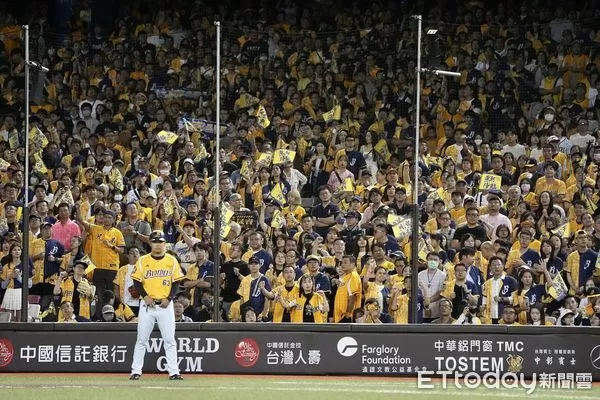 ▲▼2025中職台灣大賽G2中信兄弟對戰樂天桃猿，台北大巨蛋再度湧入滿場40000名球迷進場。（圖／記者李毓康攝）