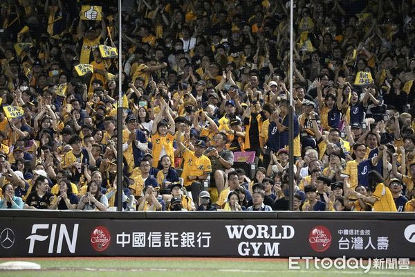 ▲▼2025中職台灣大賽G2中信兄弟對戰樂天桃猿，台北大巨蛋再度湧入滿場40000名球迷進場。（圖／記者李毓康攝）