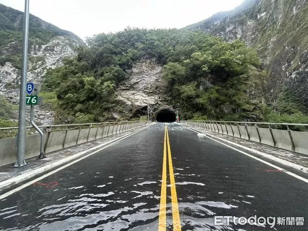 ▲目前堰塞湖湖水仍由靳珩隧道持續溢流。（圖／花蓮分署提供，下同）