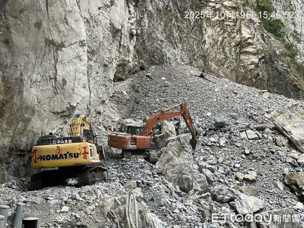 ▲目前堰塞湖湖水仍由靳珩隧道持續溢流。（圖／花蓮分署提供，下同）