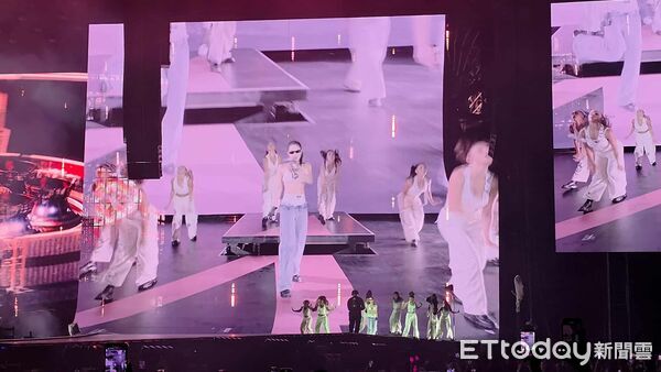 ▲BLACKPINK高雄演唱會第二天，Jennie脫了。（圖／讀者提供）