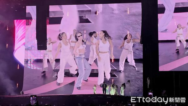 ▲BLACKPINK高雄演唱會第二天，Jennie脫了。（圖／讀者提供）