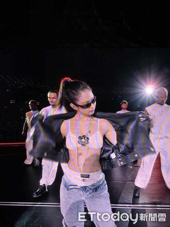 ▲BLACKPINK高雄演唱會第二天，Jennie脫了。（圖／讀者提供）