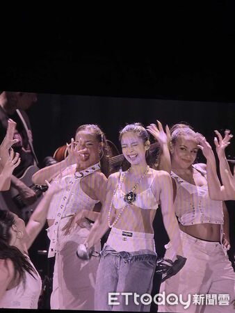 ▲BLACKPINK高雄演唱會第二天，Jennie脫了。（圖／讀者提供）