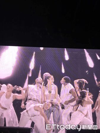 ▲BLACKPINK高雄演唱會第二天，Jennie脫了。（圖／讀者提供）