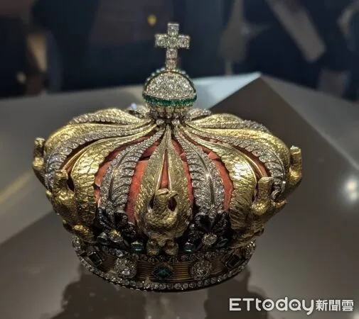 ▲羅浮宮、拿破崙三世的妻子、歐仁妮皇后（Eugénie de Montijo）后冠。（圖／記者閔文昱攝）