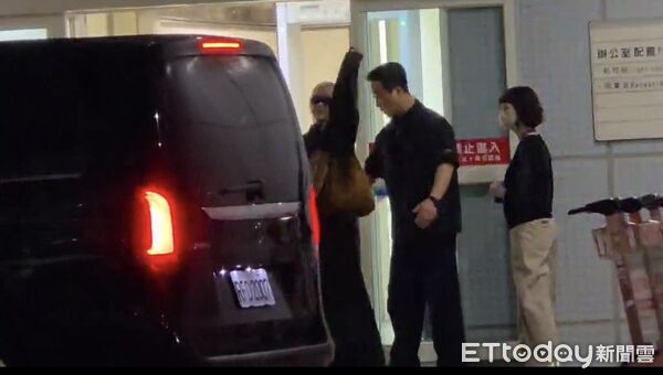 ▲Ros&eacute;親切探頭說掰掰。（圖／讀者提供）