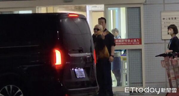 ▲Ros&eacute;親切探頭說掰掰。（圖／讀者提供）