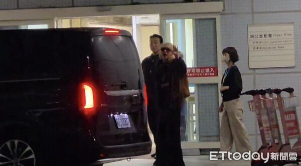 ▲Ros&eacute;親切探頭說掰掰。（圖／讀者提供）