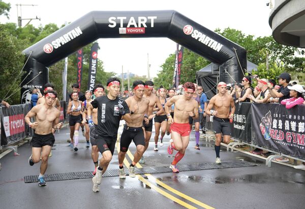 ▲斯巴達障礙賽在雨中起跑，考驗選手應變、孫育彬是本土第一位衝線選手、王南評（左）、謝伯韶在斯巴達障礙賽表現精彩。（圖／大會提供）