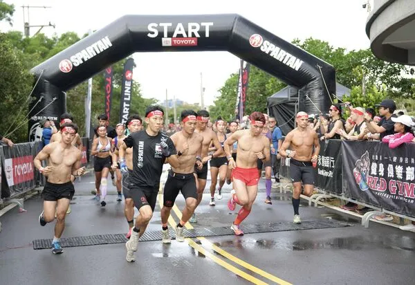 ▲斯巴達障礙賽在雨中起跑，考驗選手應變、孫育彬是本土第一位衝線選手、王南評（左）、謝伯韶在斯巴達障礙賽表現精彩。（圖／大會提供）