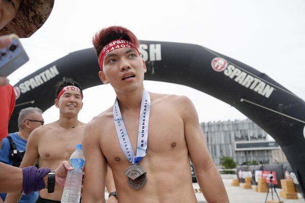 ▲斯巴達障礙賽在雨中起跑，考驗選手應變、孫育彬是本土第一位衝線選手、王南評（左）、謝伯韶在斯巴達障礙賽表現精彩。（圖／大會提供）