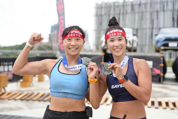 ▲斯巴達障礙賽在雨中起跑，考驗選手應變、孫育彬是本土第一位衝線選手、王南評（左）、謝伯韶在斯巴達障礙賽表現精彩。（圖／大會提供）